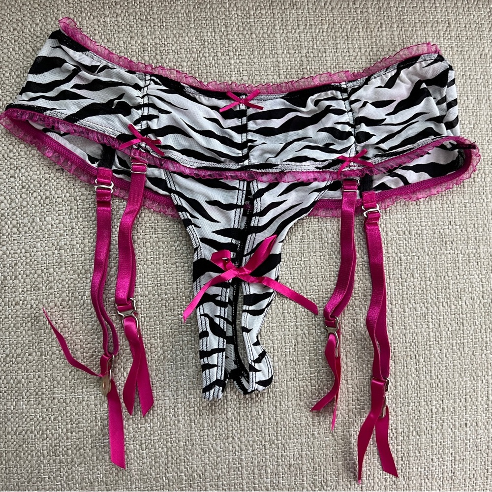NWOT FOH Crotchless Thong Garter Panty
